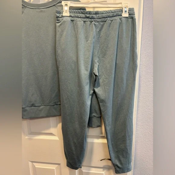 Vuori Women's Blue Gray Green Halo Top & Joggers Set - Picture 7 of 10